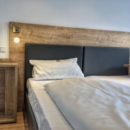 Hotel Knorz Цирндорф Екстериор снимка