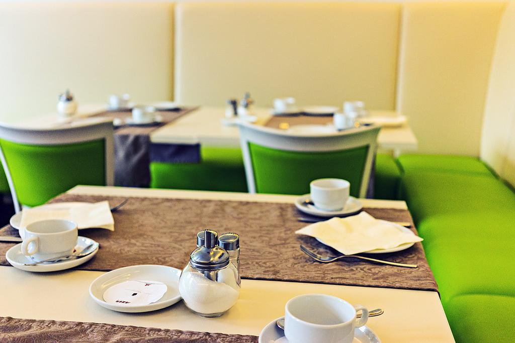 Hotel Knorz Цирндорф Екстериор снимка