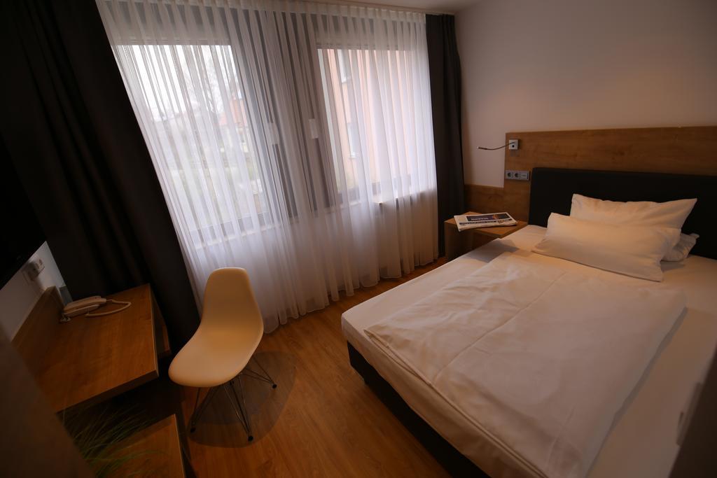 Hotel Knorz Цирндорф Екстериор снимка
