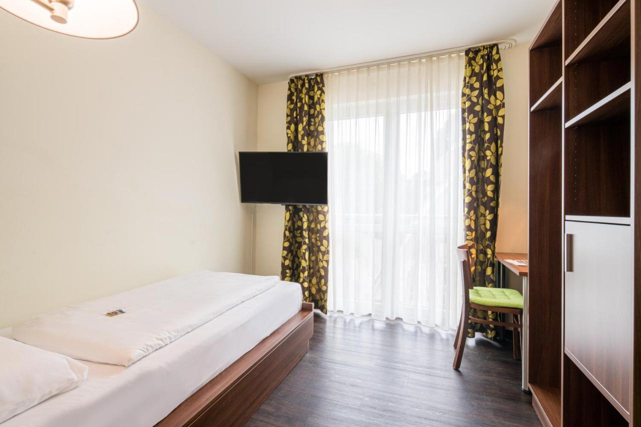 Hotel Knorz Цирндорф Екстериор снимка